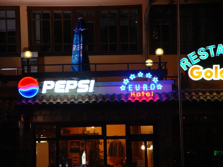 Неоново лого Pepsi