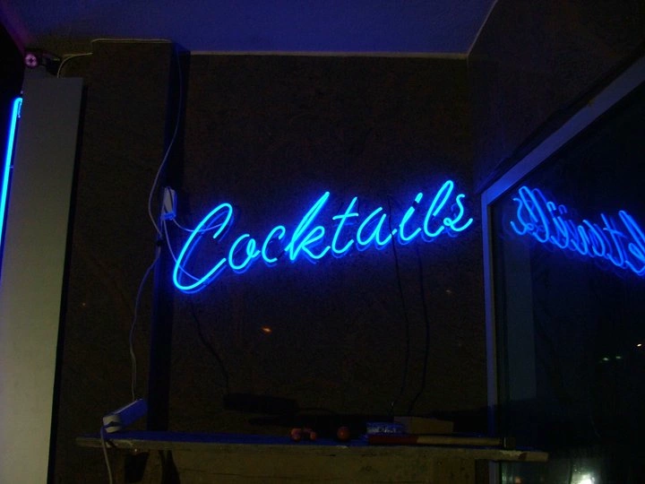 Неонов надпис Cocktails
