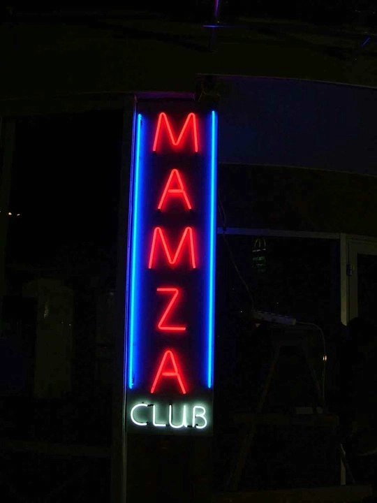 Неонов надпис Mamza Club