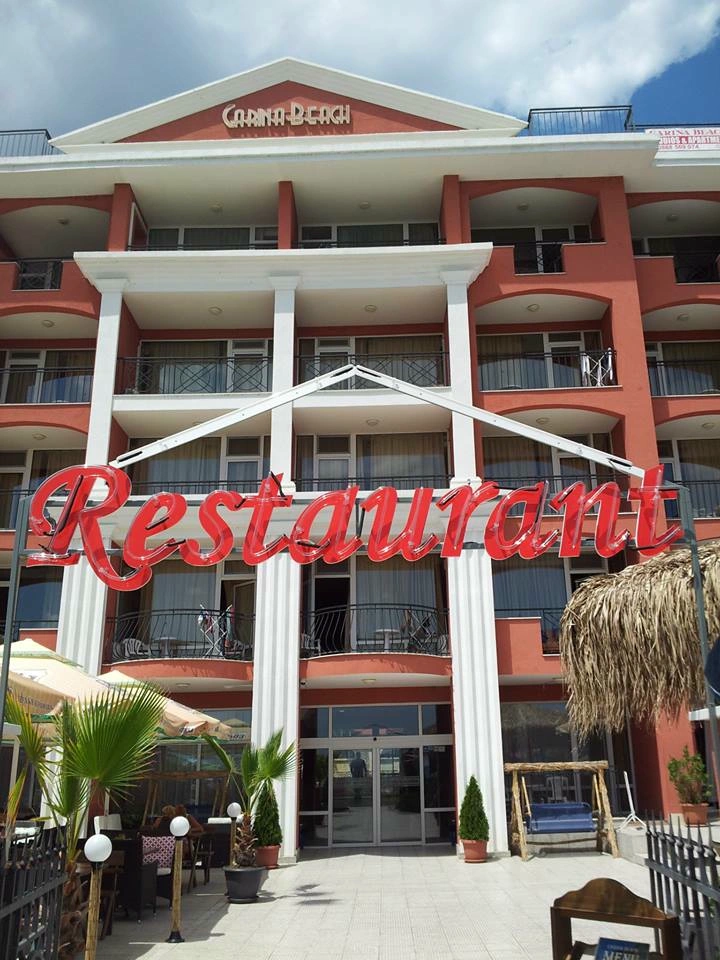 Неонов надпис “Restaurant”