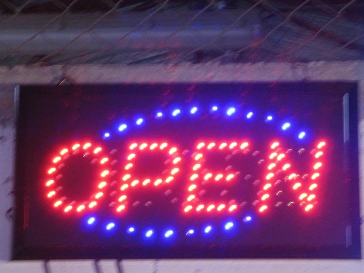 Неонова реклама “Open”