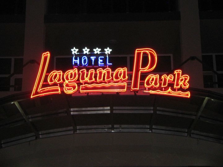 Неонов надпис Hotel-Laguna Park