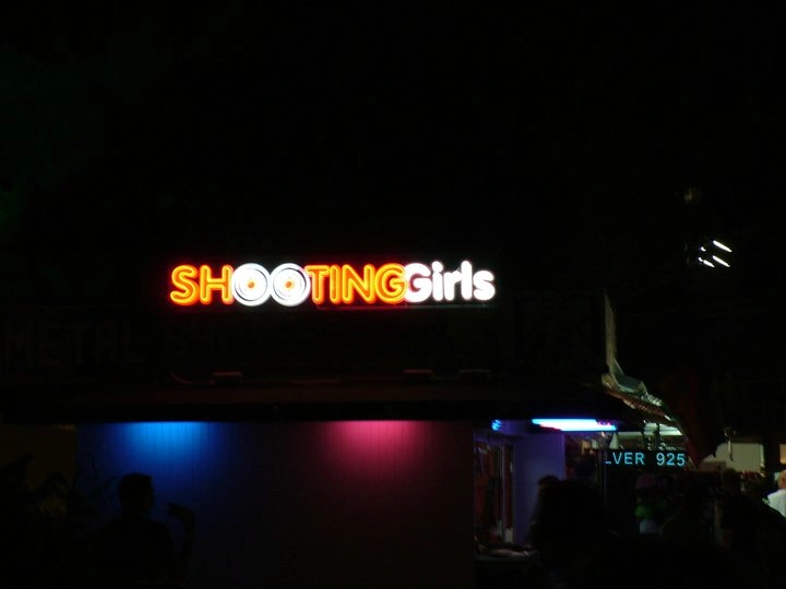 Неонов надпис Shooting girls