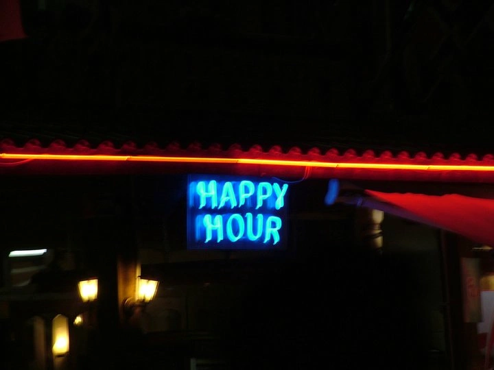 Неонов надпис “Happy Hour”