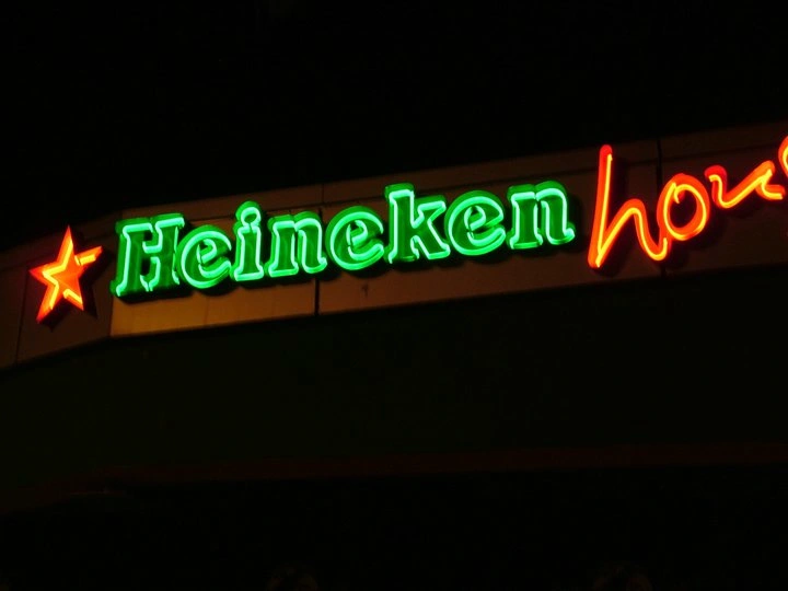 Неонов надпис “Heineken”