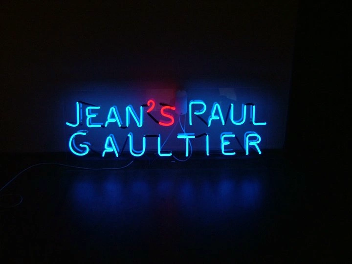 НЕОНОВ НАДПИС JEAN’S PAUL GAULTIER