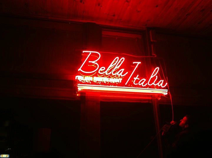 Неонов надпис “Bella Italia”