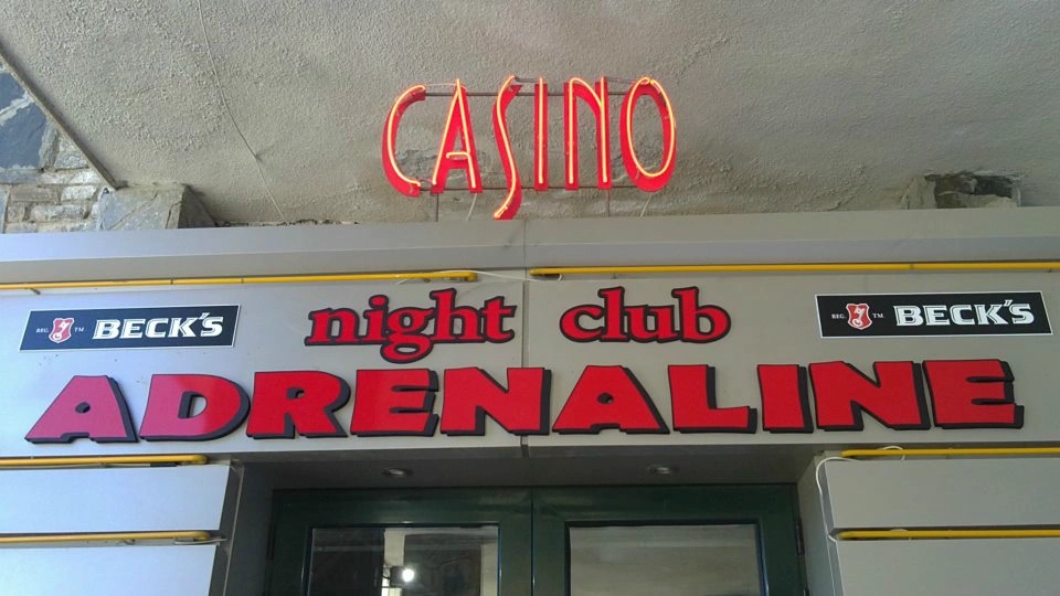 Неонов надпис “Casino”