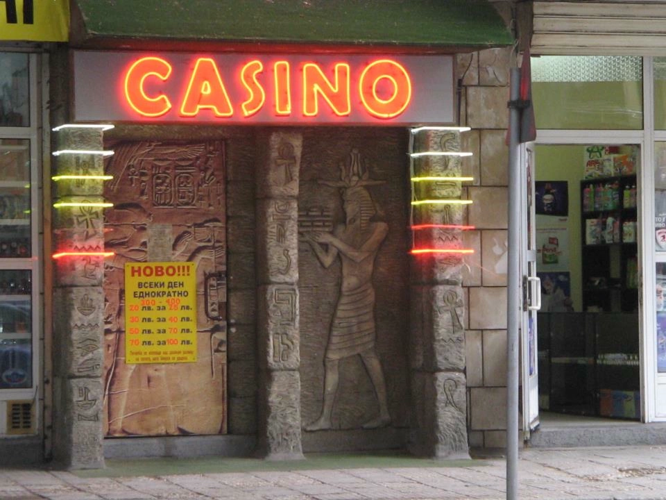 Неонова реклама “Casino”