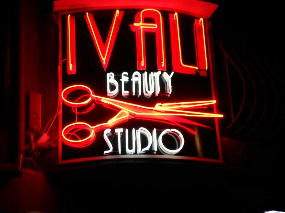 Неонов надпис Ivali beauty studio