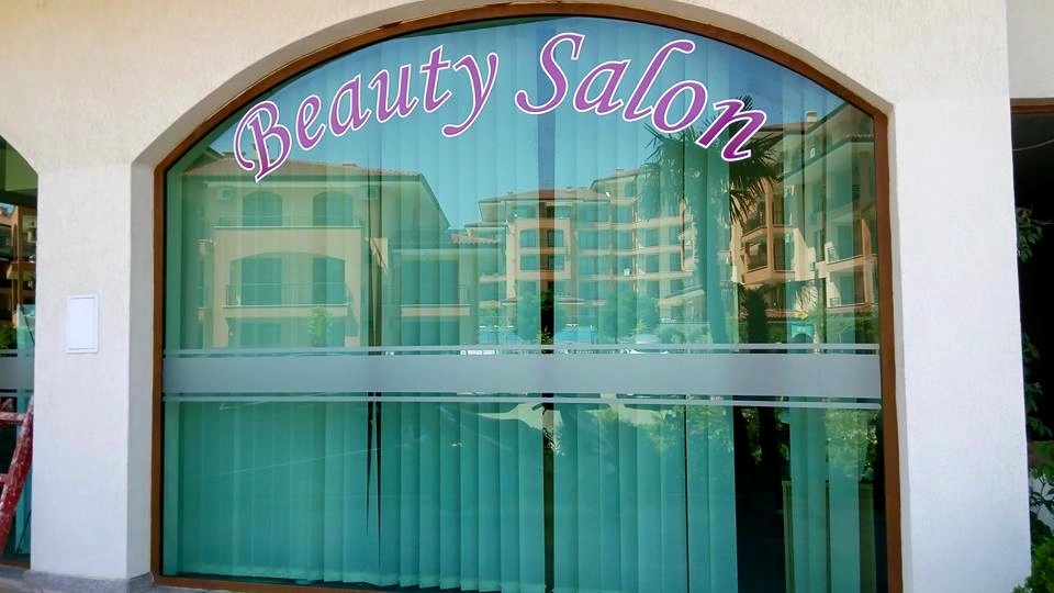 Надпис с фолио “Beauty Salon”