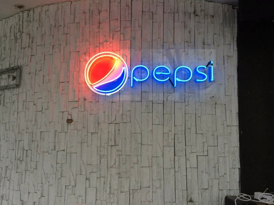 Неонов надпис “Pepsi”