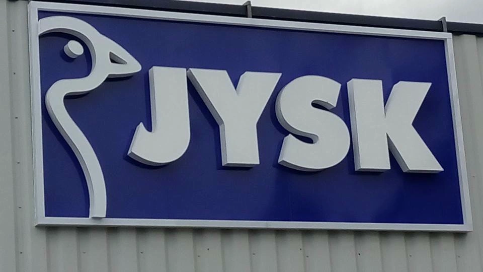 Лого с обемни букви “JYSK”